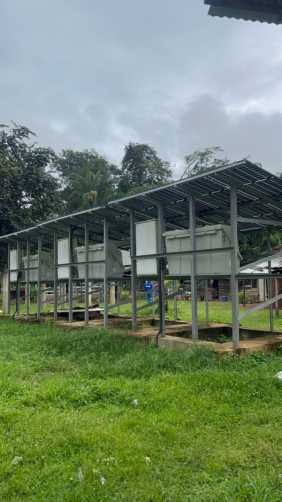 Le maire de Grand-Santi, Félix Dada, sur le terrain après des dysfonctionnements de kits solaires à Kouloupoté Kampu